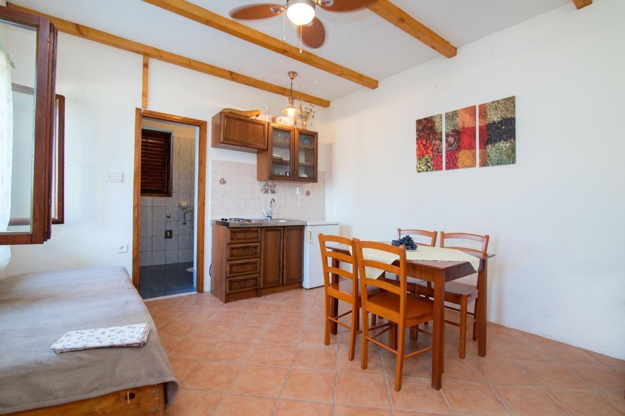 Apartments Luka Uble Extérieur photo